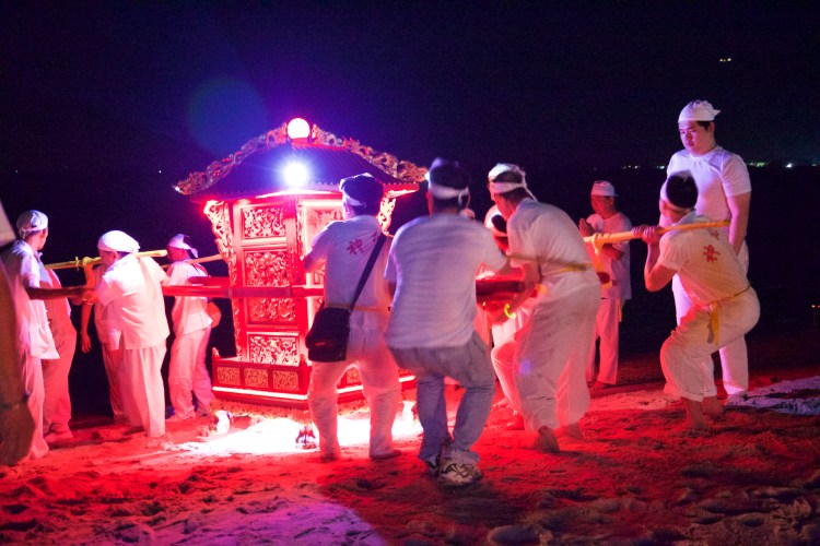 After the Urn is place inside the Sedan Chair, the assistants will lift the Sedan Chair up and devotees will crawl underneath it.