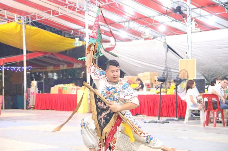 Zhong Tan Yuan Shuai inspecting the layout of the altar during the An Tan process.