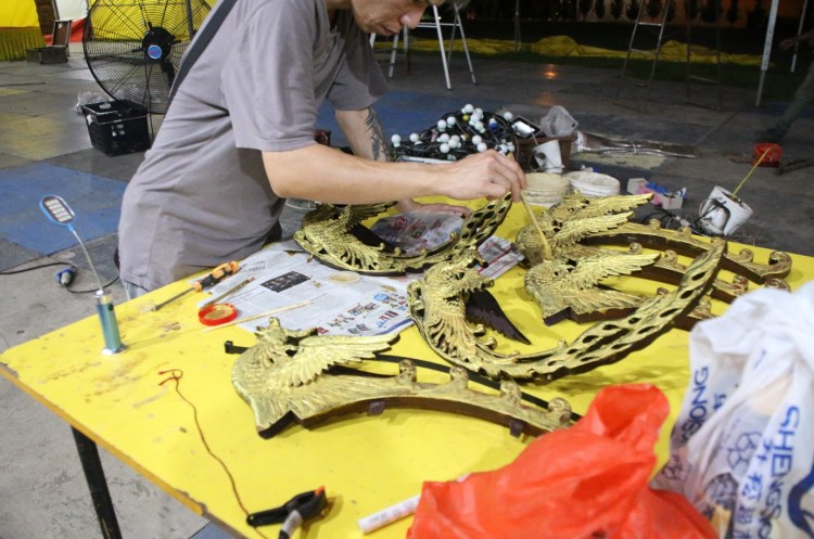 Most of the work are done around night time where most of the helpers knock off from work.