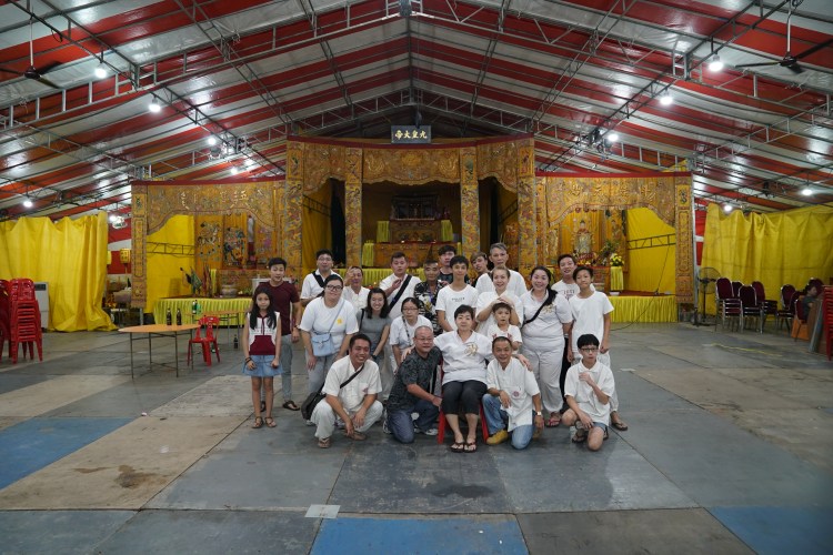 Group photo of temple members and guests after the dinner.