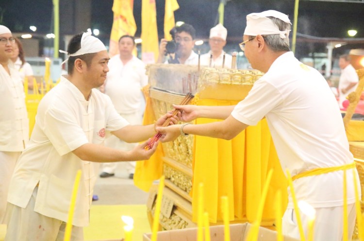 Exchange of joss sticks between both temples at the end of the visit.