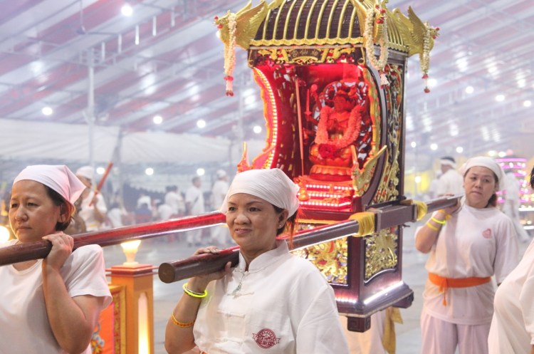Female helpers of the temple are tasked to carry the Sedan Chair of Dou Mu Niang Niang, the mother of the Nine Emperor Gods. This Sedan Chair is to be carried by the ladies only which has been an old tradition of Shen Xian Gong.