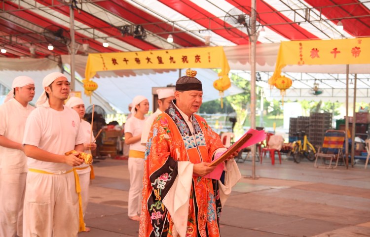 The first ritual is known as Qing Jiao (清醮), where the Taoist priest pray for blessings.