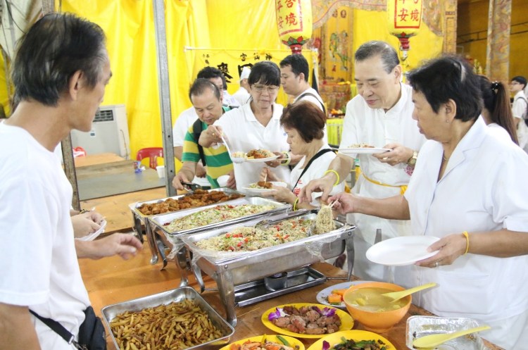 The end of the sending off ceremony also marks the end of the vegetarian diet as devotees enjoy the buffet with meat dishes.