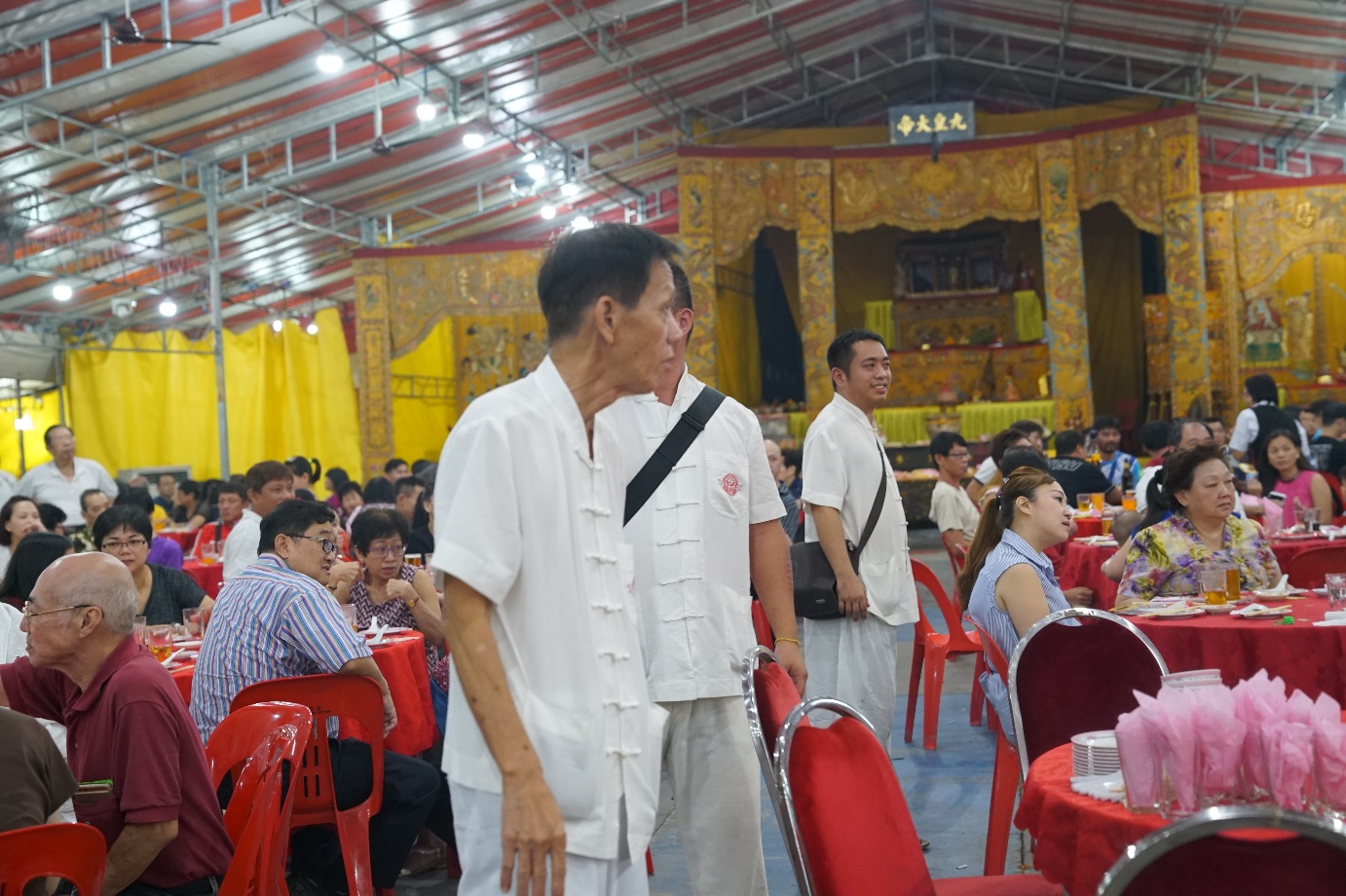 While the guests enjoy the dinner, members of the temple were busy facilitating the auction by looking out for buyers who wish to bid for the items.