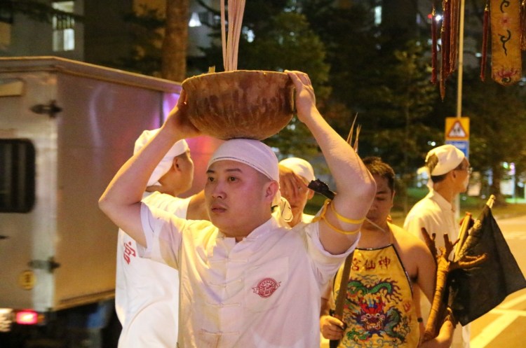 The Zhuo Tou (桌头) of the temple, Yi Sheng, carries the Urn above his head while making their way back to the temple, reflecting the sacredness of the Urn in the receiving ceremony. The Zhuo Tou is responsible for interpreting the spirit mediums’ words.
